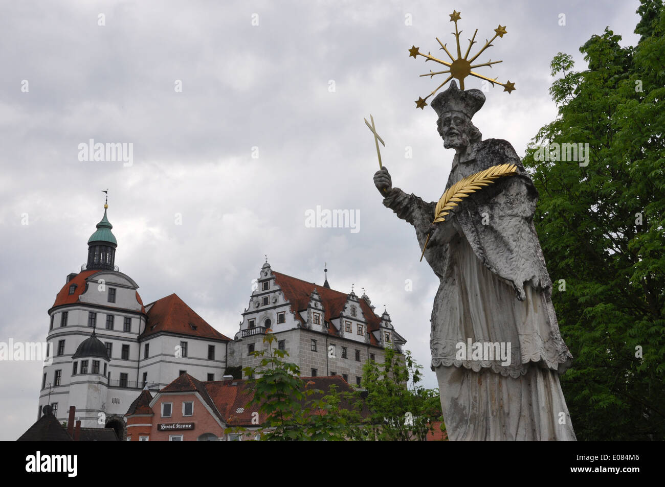 Bewölkten Tag mit Statue und Neuburg Schloss im Hintergrund. Stockfoto