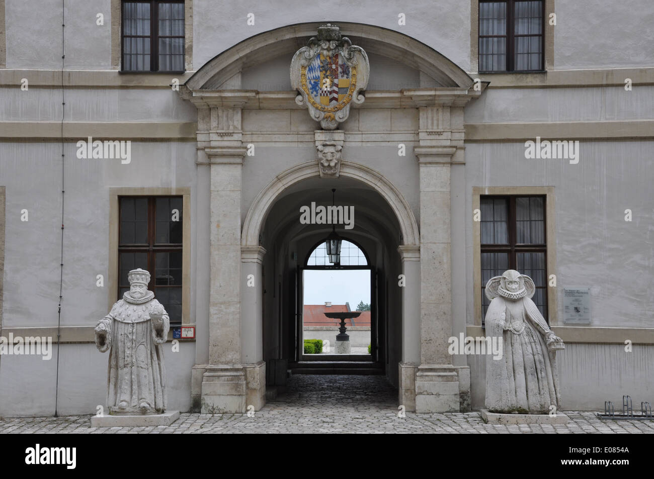 Statuen von Otto Heinrich und Susanna von Bayern im Innenhof von Schloss Neuburg, Neuburg, Bayern, Deutschland Stockfoto