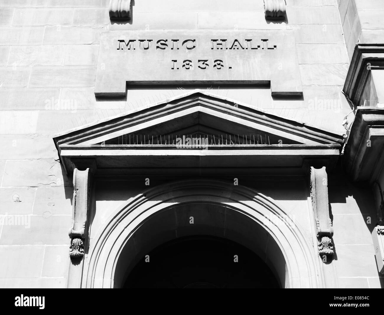 Architektonisches Detail einer historischen Musikhalle Gebäude in welchem Charles Dickens erschienen, Newcastle Upon Tyne, England, UK. B&W Stockfoto