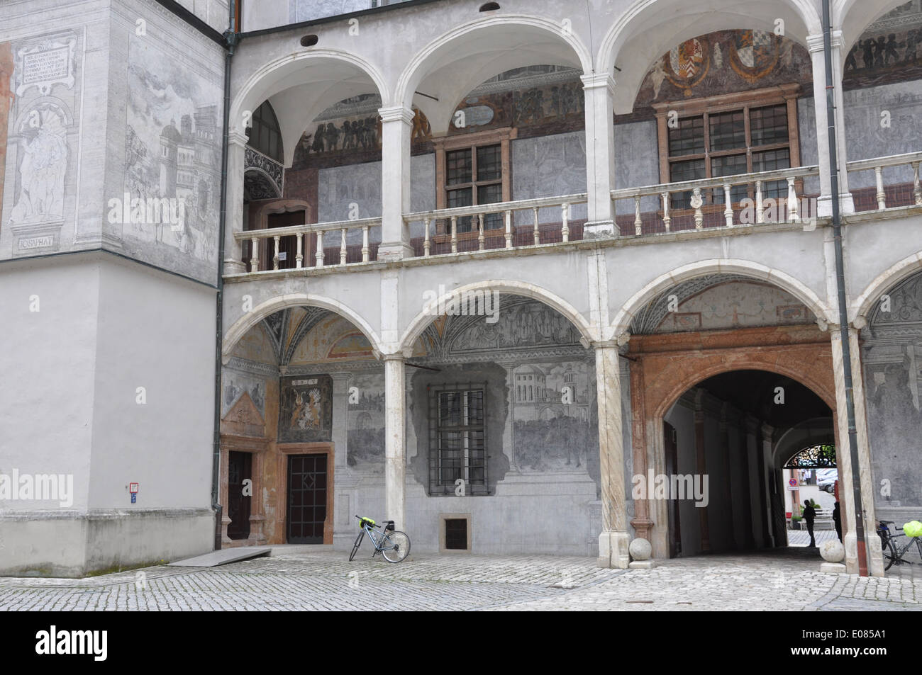 Zwei Fahrräder in Neuburg Schlosshof mit aufwendigen Sgraffito Dekorationen. Stockfoto