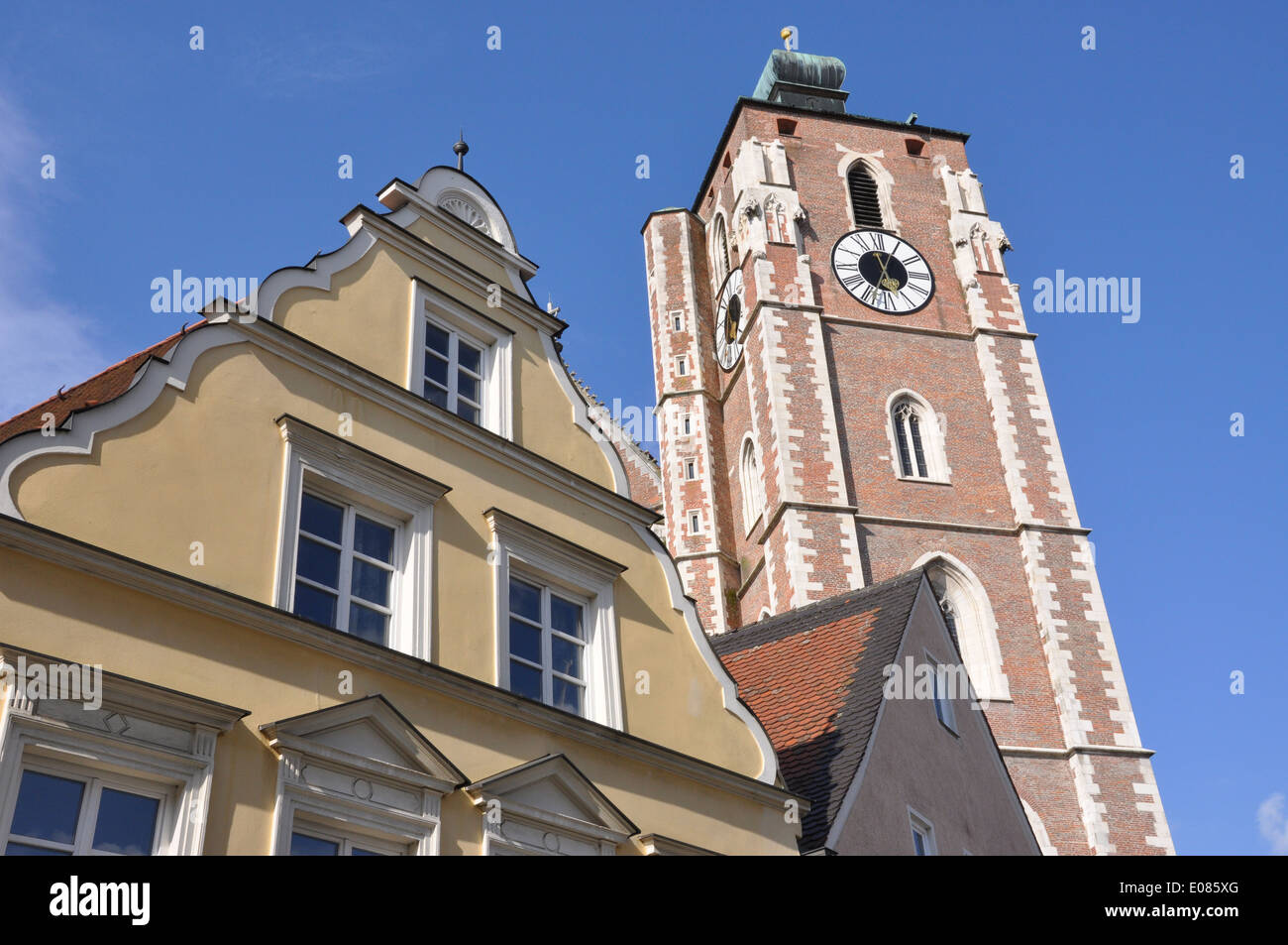 Pastellfarbenen Fassade eines Gebäudes und den Kirchturm von Ingolstadt Münster. t Stockfoto