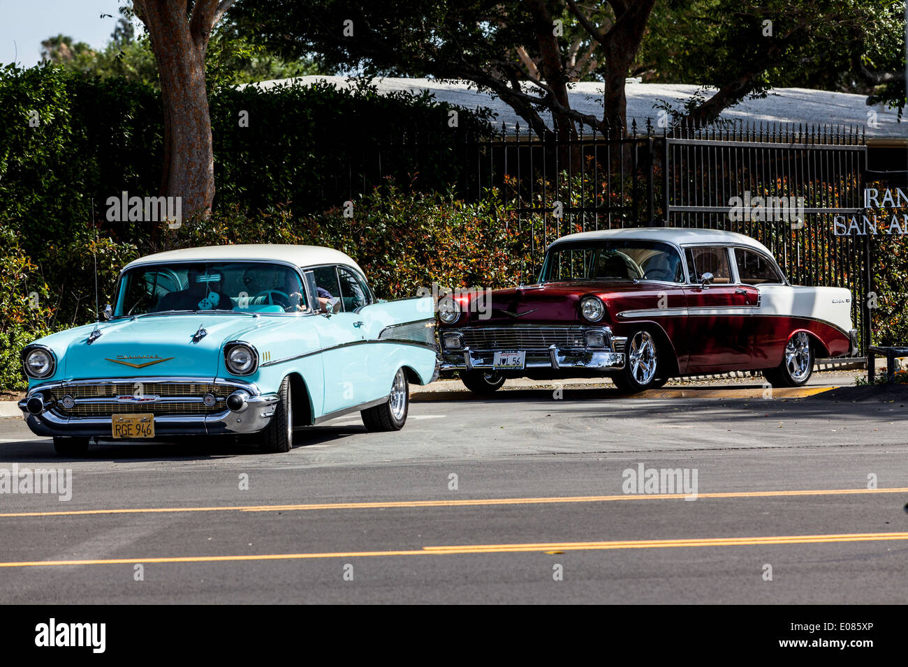 1956 und 1957 Shevy-Limousinen Stockfoto