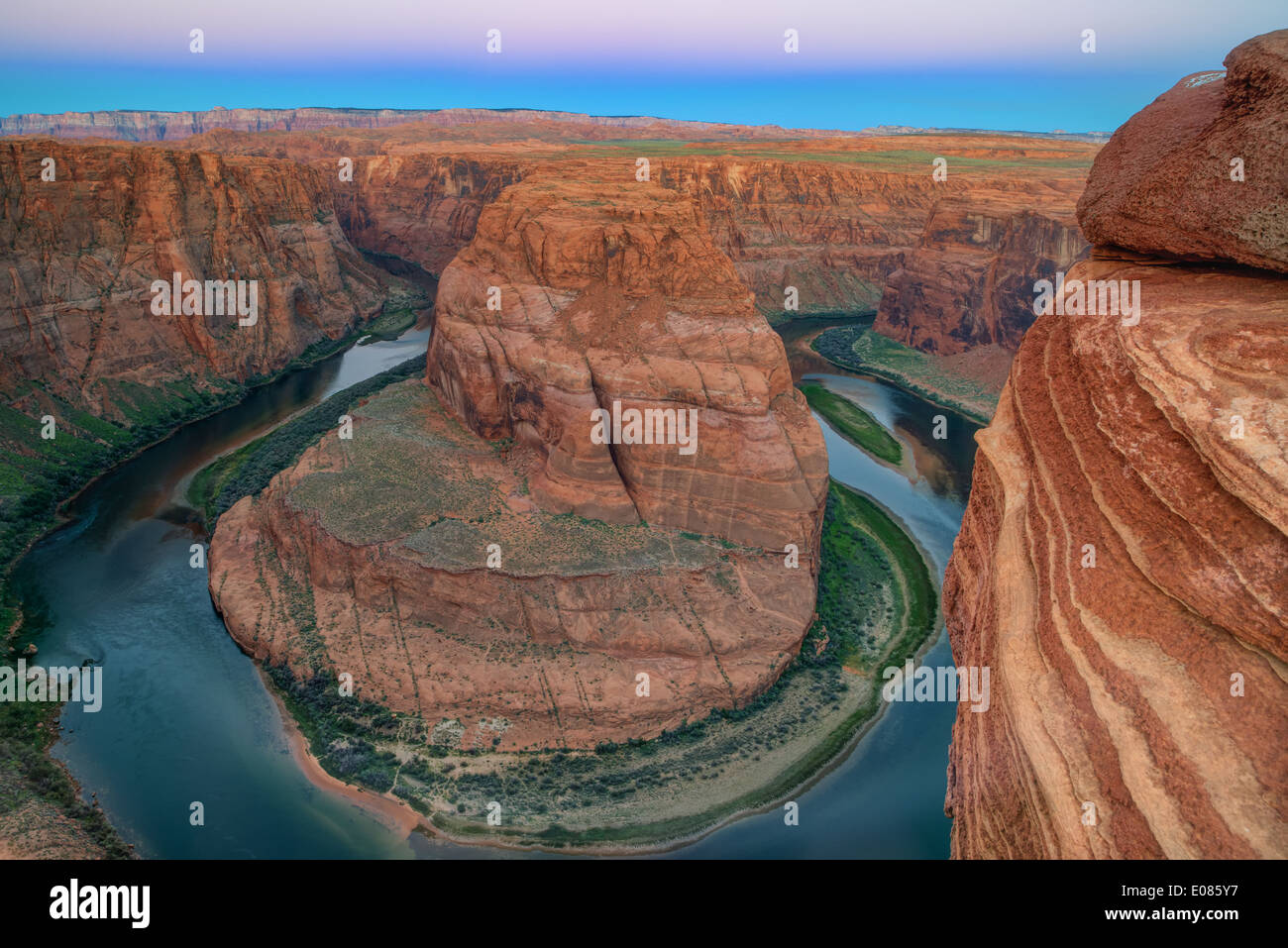 Blick auf den Colorado River vom Horseshoe Bend in der Nähe von Page Arizona Stockfoto