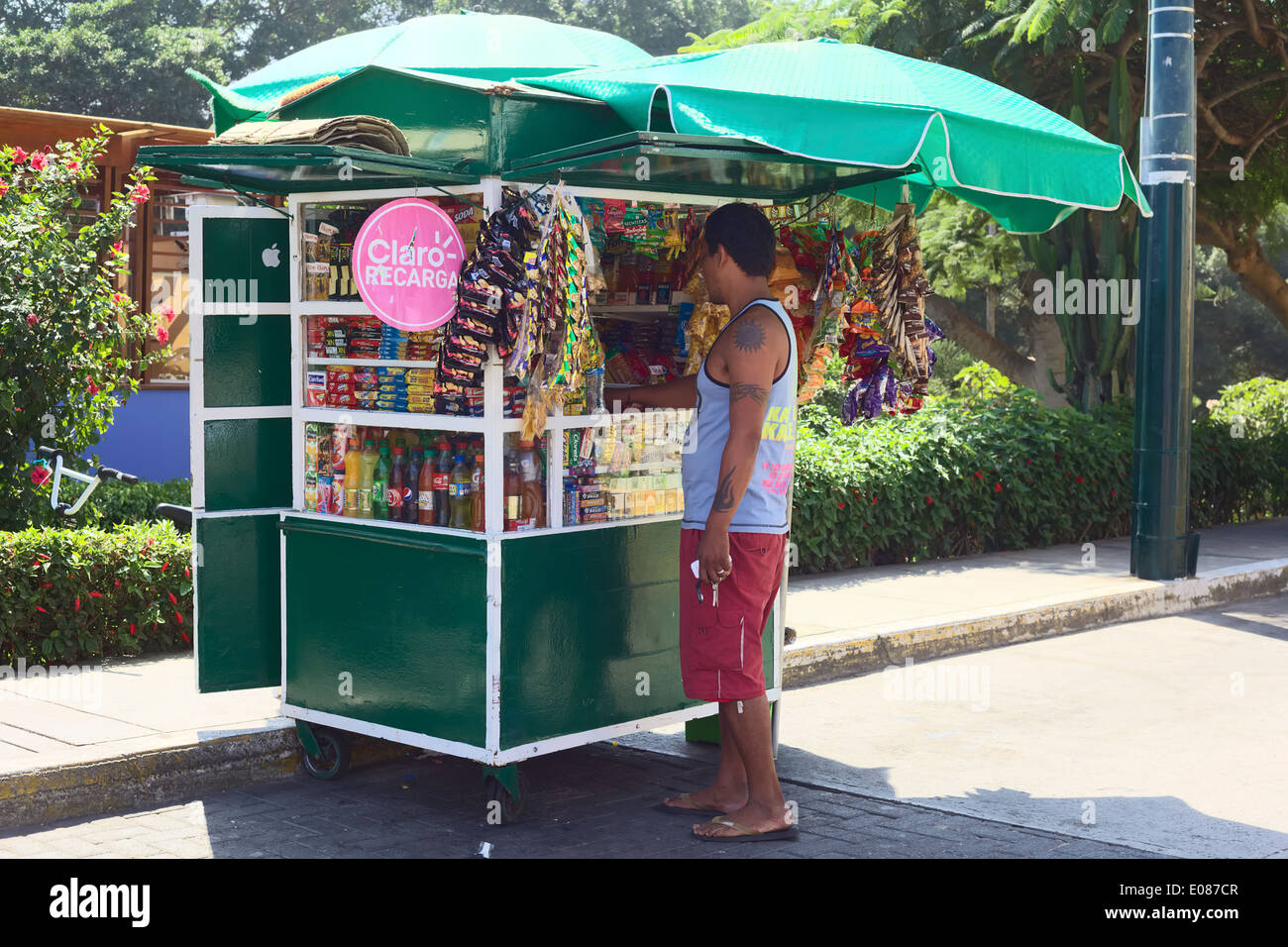 Nicht identifizierter Mann in einem Imbiss stehen im Bezirk Barranco in Lima, Peru Stockfoto