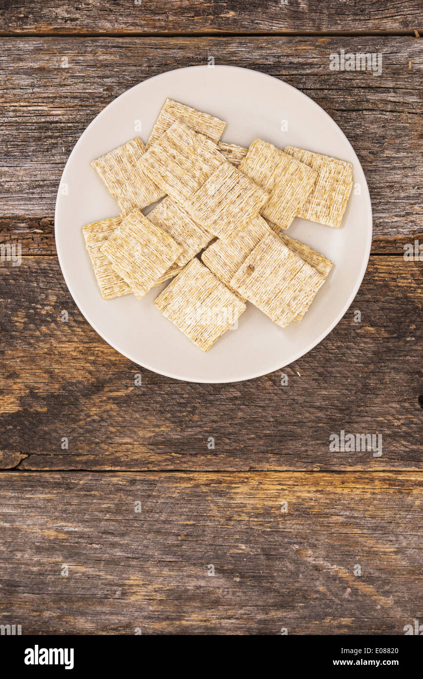 Gewebte Weizen gebacken. Vollkorn-Cracker auf Holztisch. Stockfoto
