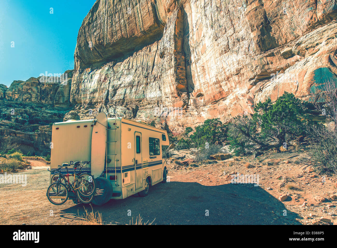 Im Alter von Camper in der Schlucht. RV Utah Reise in Vintage Color-Grading. Stockfoto