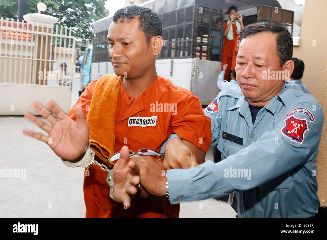 Phnom Penh, Kambodscha. 6. Mai 2014. Arbeit, die Aktivisten der Phnom Penh Municipal Court in Phnom Penh, Kambodscha, 6. Mai 2014 gestellt werden festgenommen. Phnom Penh-Amtsgericht am Dienstag wieder Testversion von 23 Arbeitsaktivisten und Textilarbeiterinnen verhaftet in den Januar Auseinandersetzungen während eines Streiks Industrie nach einer 10-tägigen Vertagung aufgenommen. Bildnachweis: Phearum/Xinhua/Alamy Live-Nachrichten Stockfoto