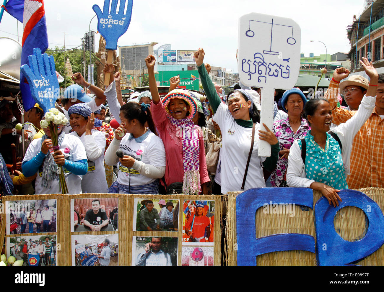 Phnom Penh, Kambodscha. 6. Mai 2014. Demonstranten versammeln sich vor dem Phnom Penh Municipal Court um die Freilassung von 23 Arbeitsaktivisten und Textilarbeiterinnen in Phnom Penh, Kambodscha, 6. Mai 2014 fordern. Phnom Penh-Amtsgericht am Dienstag wieder Testversion von 23 Arbeitsaktivisten und Textilarbeiterinnen verhaftet in den Januar Auseinandersetzungen während eines Streiks Industrie nach einer 10-tägigen Vertagung aufgenommen. Bildnachweis: Phearum/Xinhua/Alamy Live-Nachrichten Stockfoto