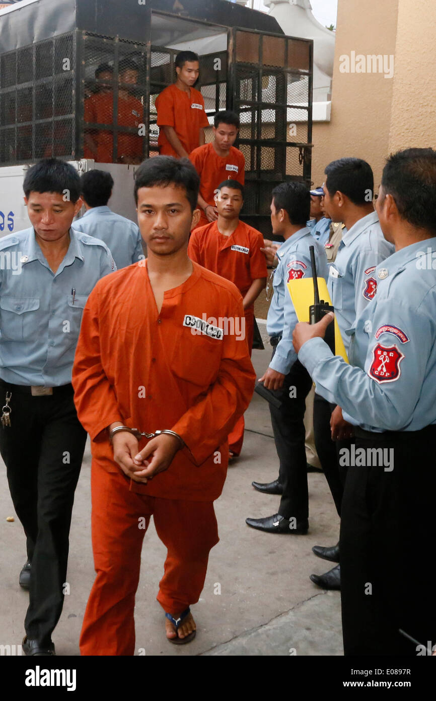 Phnom Penh, Kambodscha. 6. Mai 2014. Arbeit, die Aktivisten der Phnom Penh Municipal Court in Phnom Penh, Kambodscha, 6. Mai 2014 gestellt werden festgenommen. Phnom Penh-Amtsgericht am Dienstag wieder Testversion von 23 Arbeitsaktivisten und Textilarbeiterinnen verhaftet in den Januar Auseinandersetzungen während eines Streiks Industrie nach einer 10-tägigen Vertagung aufgenommen. Bildnachweis: Phearum/Xinhua/Alamy Live-Nachrichten Stockfoto