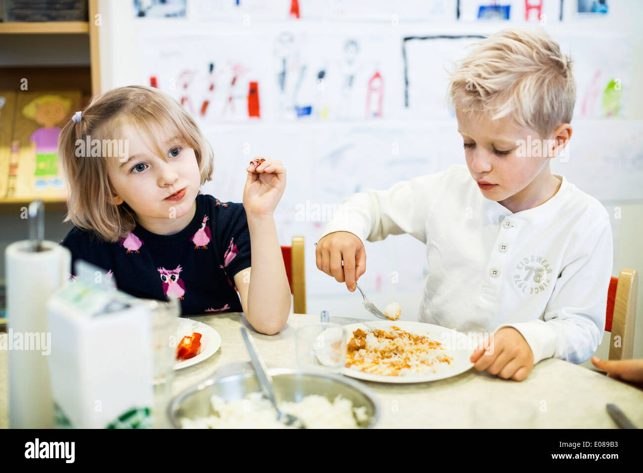 Grundschüler mit Essen im kindergarten Stockfoto