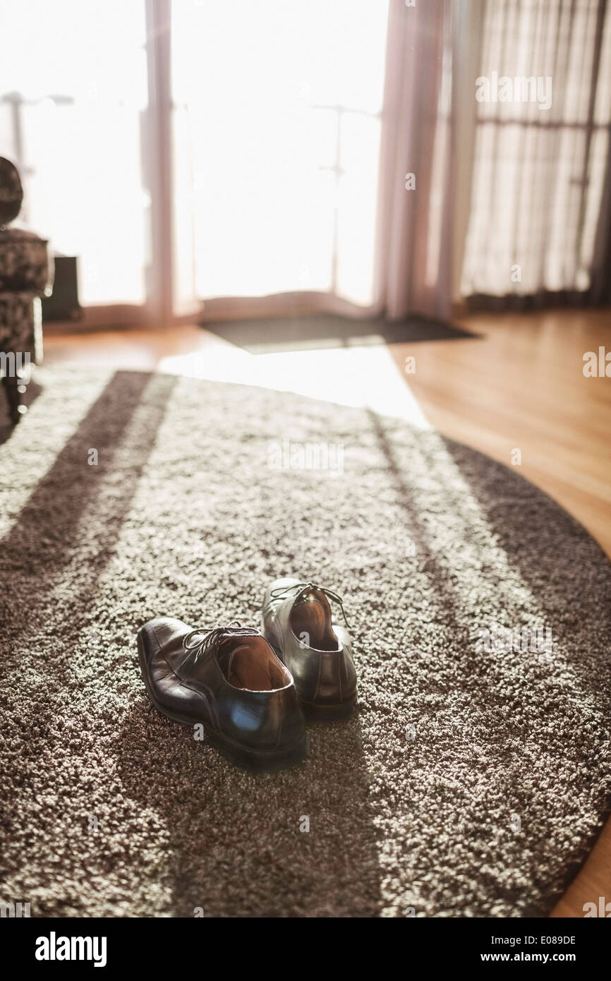 Paar formelle Schuh auf Teppich im Hotelzimmer Stockfoto