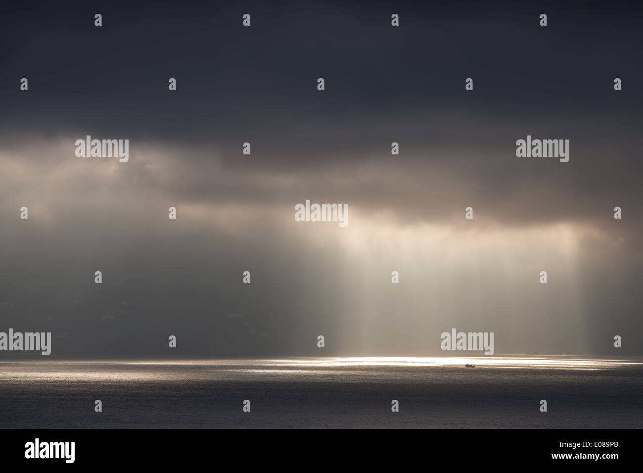 Sonnenlicht geht durch dunkle stürmischen Wolken. Tanger Bucht, Marokko Stockfoto