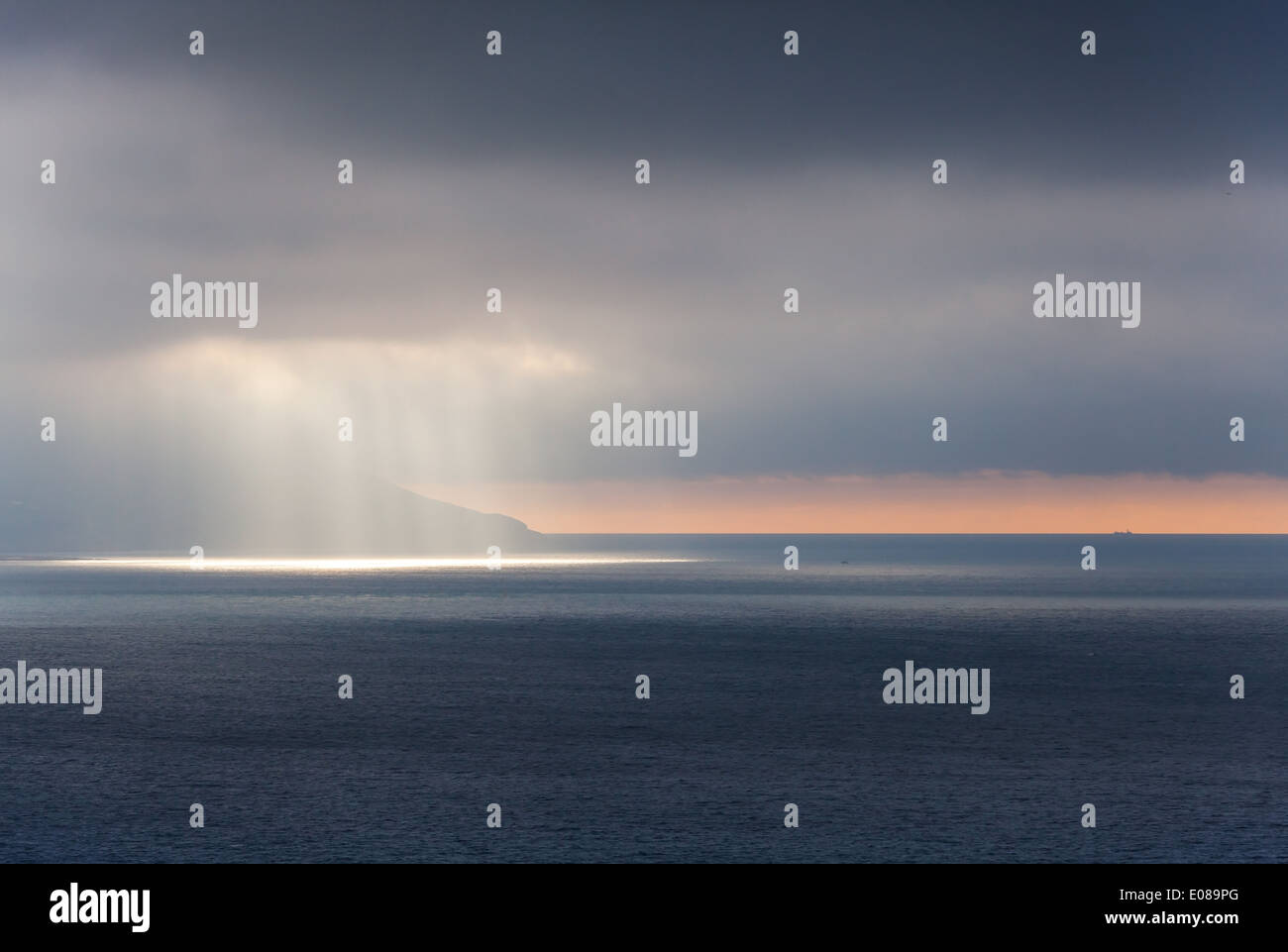 Sonnenlicht geht durch stürmischen Wolken. Tanger Bucht, Marokko Stockfoto