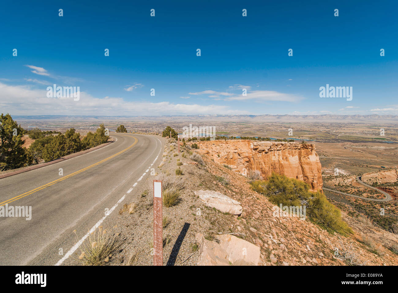 Colorado Nationalmonument Wertungen gebogen Cliff Road mit Blick auf Fruita und Grand Junction, Colorado, Vereinigte Staaten von Amerika. Stockfoto