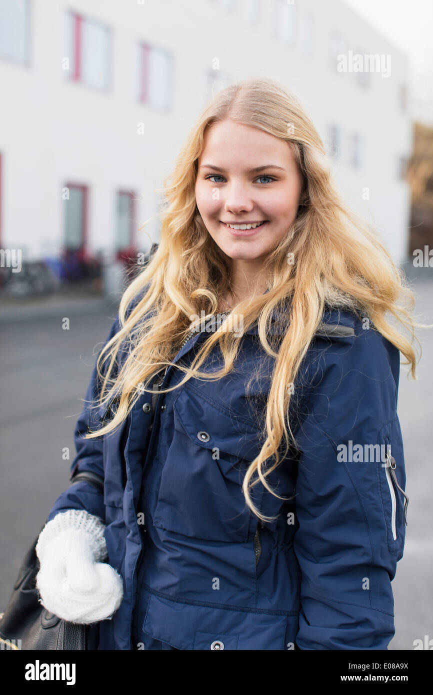 Porträt von glücklich Teenager-Mädchen tragen Wintermantel auf High School  campus Stockfotografie - Alamy
