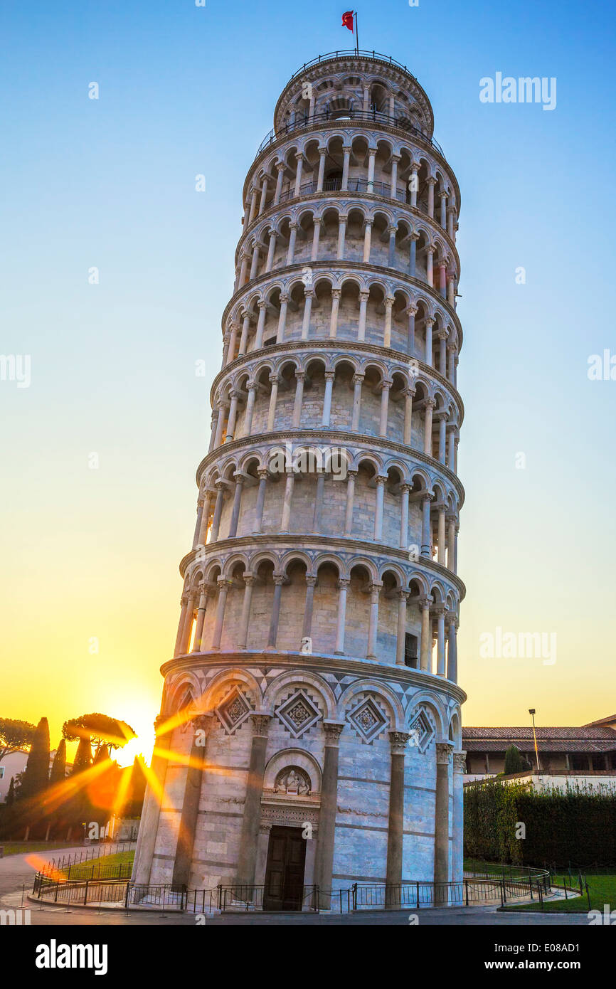 Berühmte Pisa Schiefer Turm bei Sonnenaufgang, Italien Stockfoto