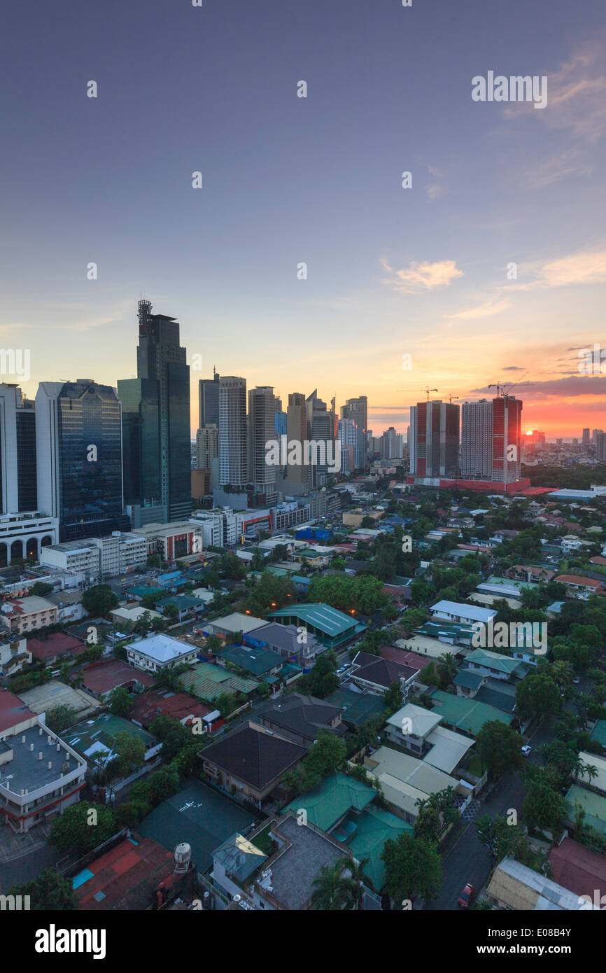Philippinen, Manila, Makati Avenue und Geschäftsviertel Makati City Skyline Stockfoto