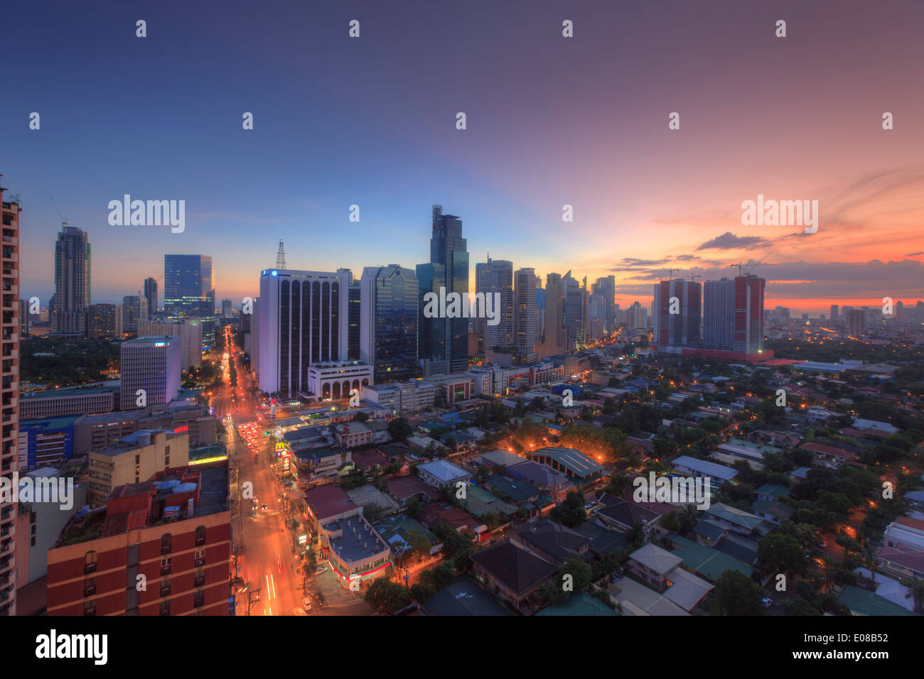 Philippinen, Manila, Makati Avenue und Geschäftsviertel Makati City Skyline Stockfoto