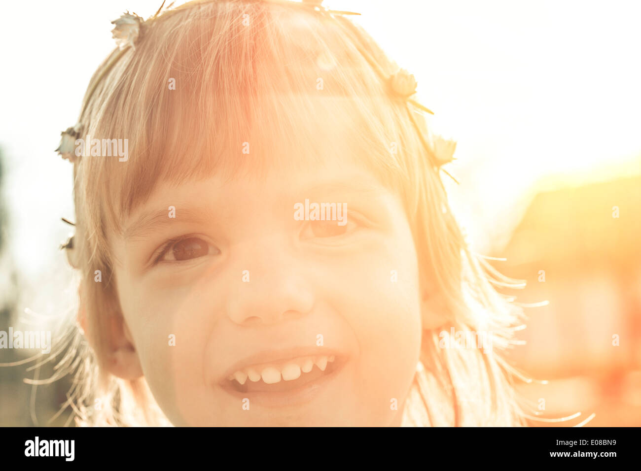 Kleines Mädchen mit Blumen im Haar Stockfoto