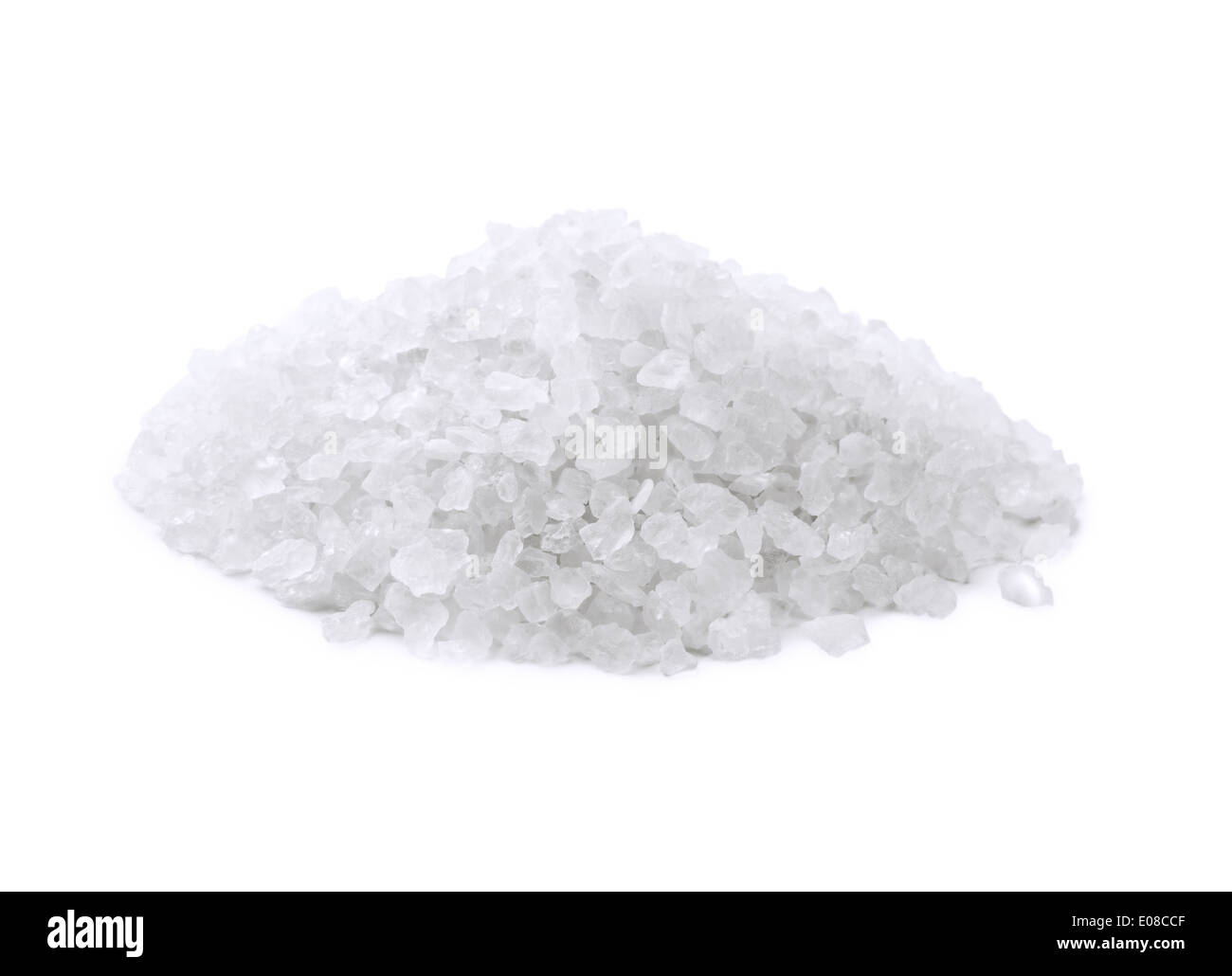 Haufen von Salzkristallen, die isoliert auf weiss Stockfoto