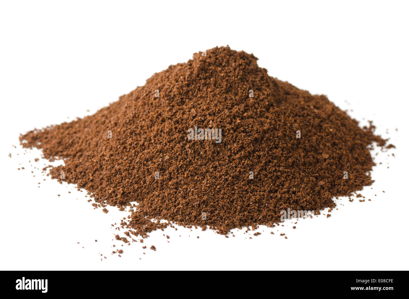 Haufen von frisch gemahlenem Kaffee Pulver isoliert auf weiss Stockfoto