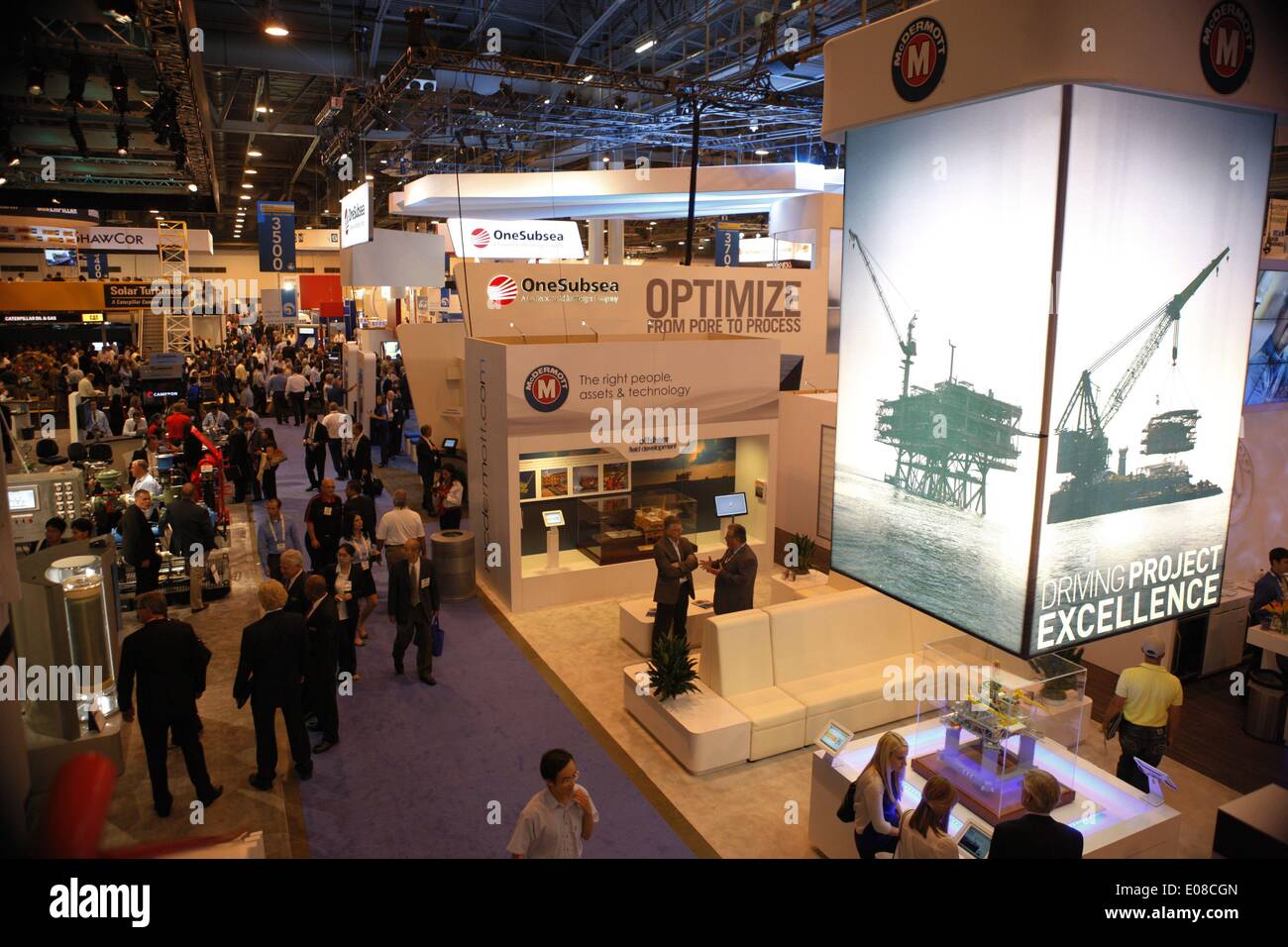 Houston, USA. 5. Mai 2014. Besucher der Offshore Technology Conference (OTC) in Houston, USA, 5. Mai 2014. Mehr als 2.000 Dienstleister aus fast 100 Ländern und Regionen nahmen an dieser 4-Tages-Konferenz, die am 5. Mai startete. © Lied Qiong/Xinhua/Alamy Live-Nachrichten Stockfoto
