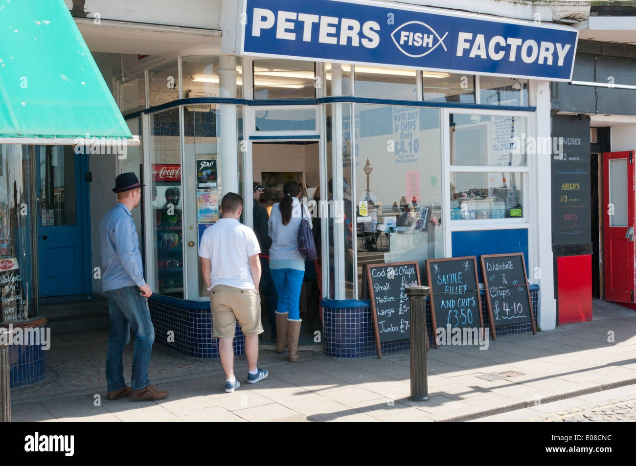 Menschen, die Schlange für die Fish &amp; Chips bei Peters Fischfabrik in Margate. Stockfoto