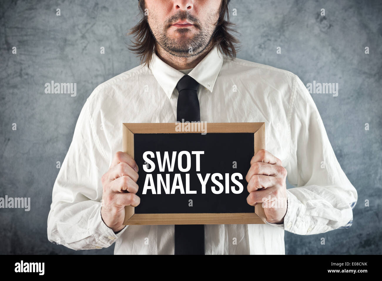 Geschäftsmann, Tafel mit SWOT-Analyse-Titel halten. Business-Analyse-Konzept. Stockfoto