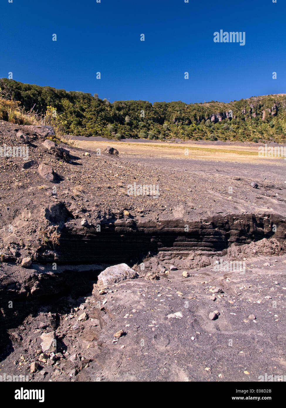 Vertikale Szene des Irazú Vulkan Nationalparks. Vulkanischer Boden im Krater Diego De La Haya. Costa Rica. Stockfoto