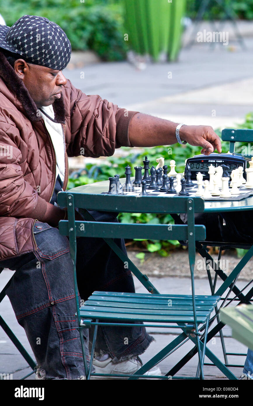 Die Schachspieler, afrikanisch-amerikanischer Mann spielt In einem Schachturnier In Bryant Park New York City. Stockfoto