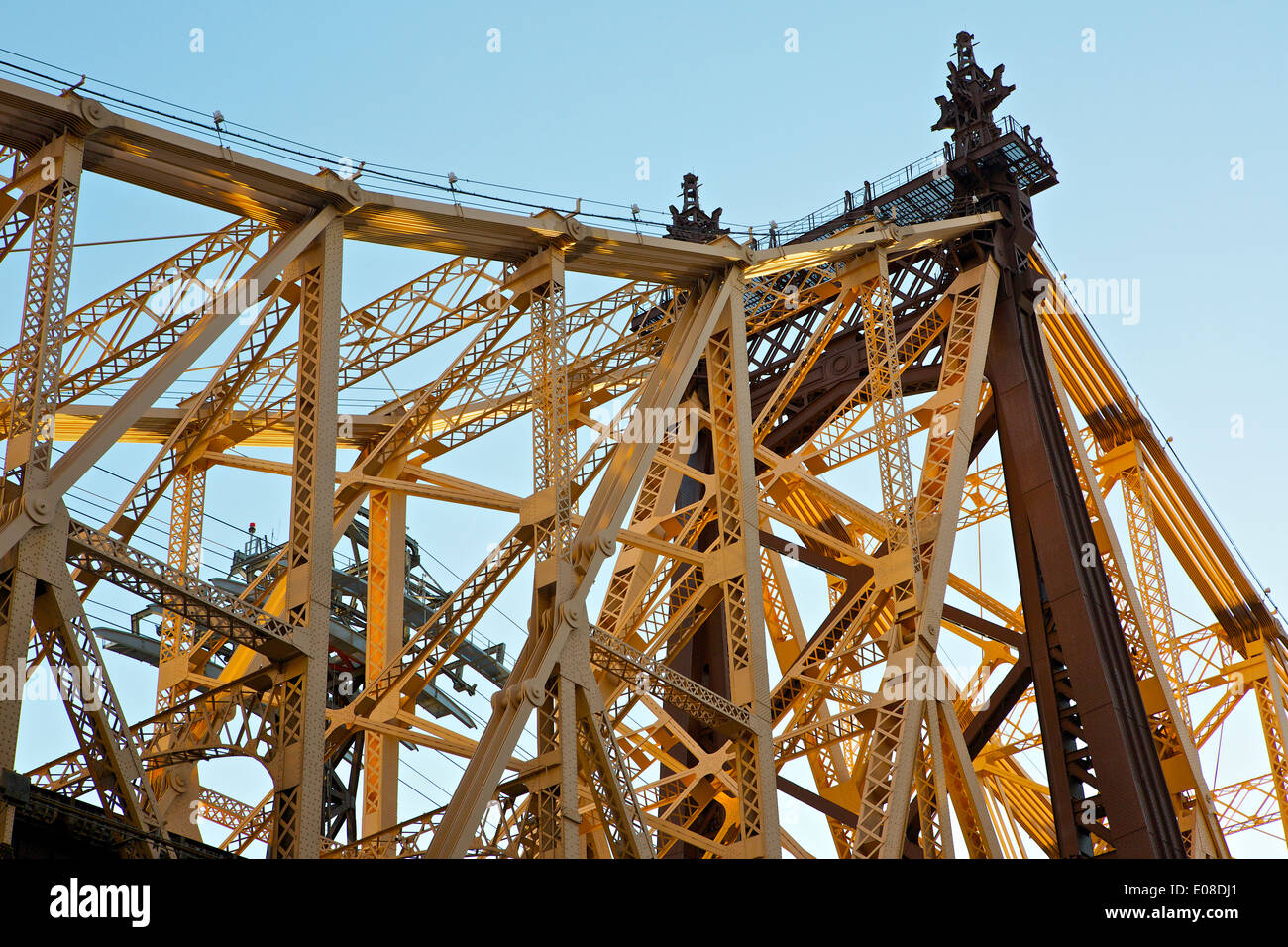 Stahlträger auf einem Turm der Queensboro Bridge, New York City. Stockfoto