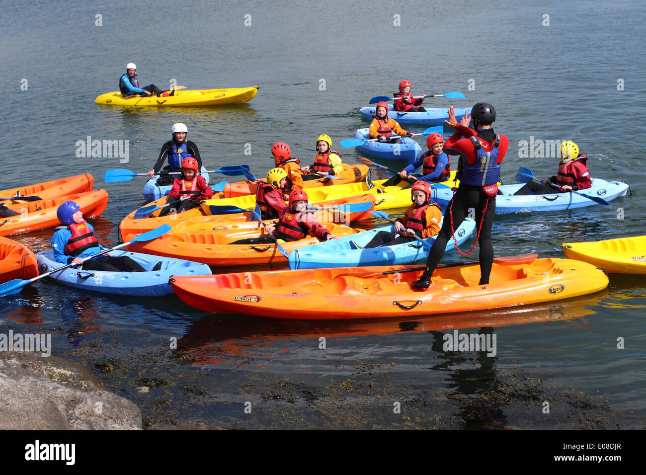 Kleinen Kindern Unterricht über Kajakfahren in Weymouth and Portland National Sailing Academy WPNSA Dorset-England Stockfoto