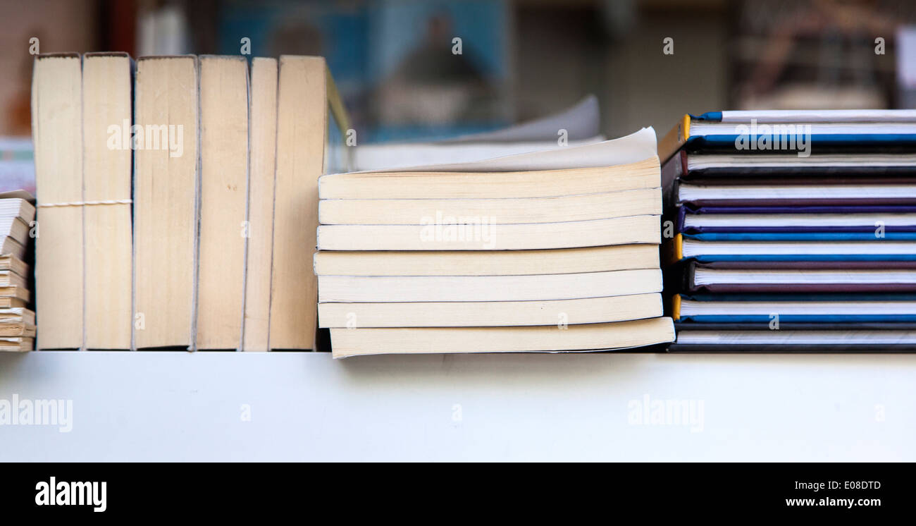 Alte Bücher zum Verkauf in zweiter hand Straßenmarkt Stockfoto