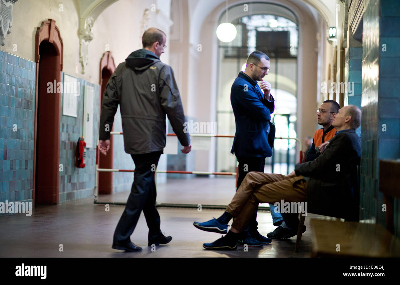 Angeklagten Sebastian Schmidtke (2-L), Berlin Vorsitzender der rechtsextremen nationale demokratische Partei von Deutschland (NPD) und NPD-Funktionär Sebastian Thom (2-R) warten für den Start ihres Prozesses für Volksverhetzung ("Anstiftung des beliebten Hasses") mit einem Juristen Andreas Junge (L) und Carsten Schrank (R) beim Amtsgericht Tiergarten in Berlin, Deutschland, 6. Mai 2014. Schmidtke und seine Mitangeklagten vorgeworfen Aushändigung etwa 4.000 CDs mit Inhalten, die beliebte Volksverhetzung in Schulhöfen zwischen August 2011 und Mai 2012. Schmidtke war stellvertretender Vorsitzender der NPD Berlin zur Zeit. Foto: BERND VON Stockfoto