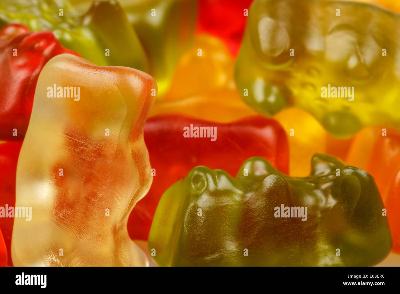 Gummibärchen, bunten Gelee tragen Bonbons Satz isoliert auf weiss Stockfoto