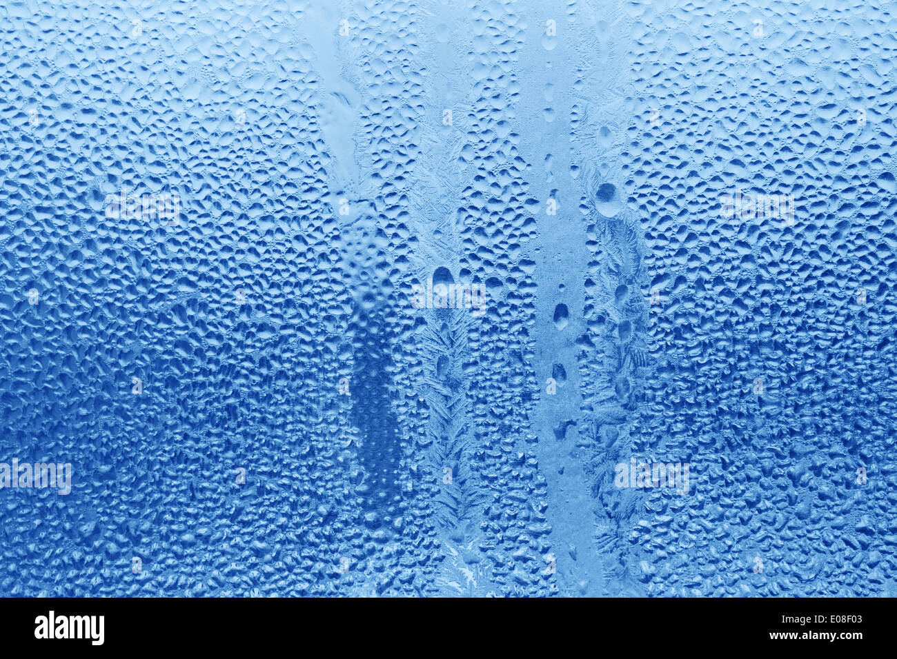 Natürliche gefrorenes Wasser fallen auf Fensterglas Stockfoto
