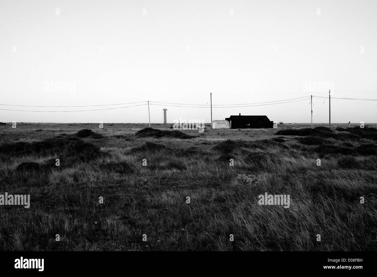 Schwarz / weiß Landschaft Schuss des desolaten Gebäudes in Dungeness, Kent, Großbritannien Stockfoto
