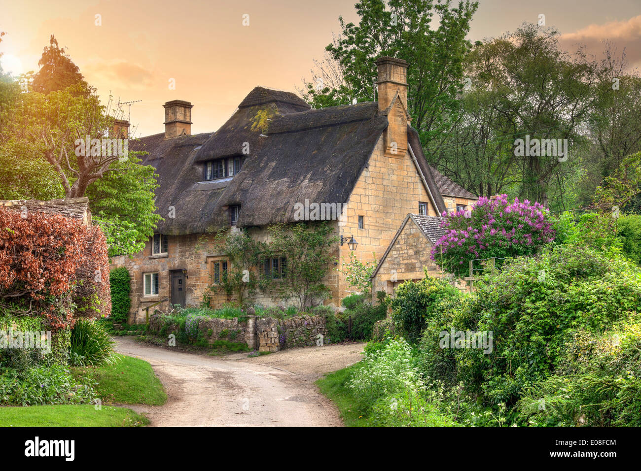 Ziemlich Cotswold Reetdachhaus im Dorf Stanton, Gloucestershire, England. Stockfoto