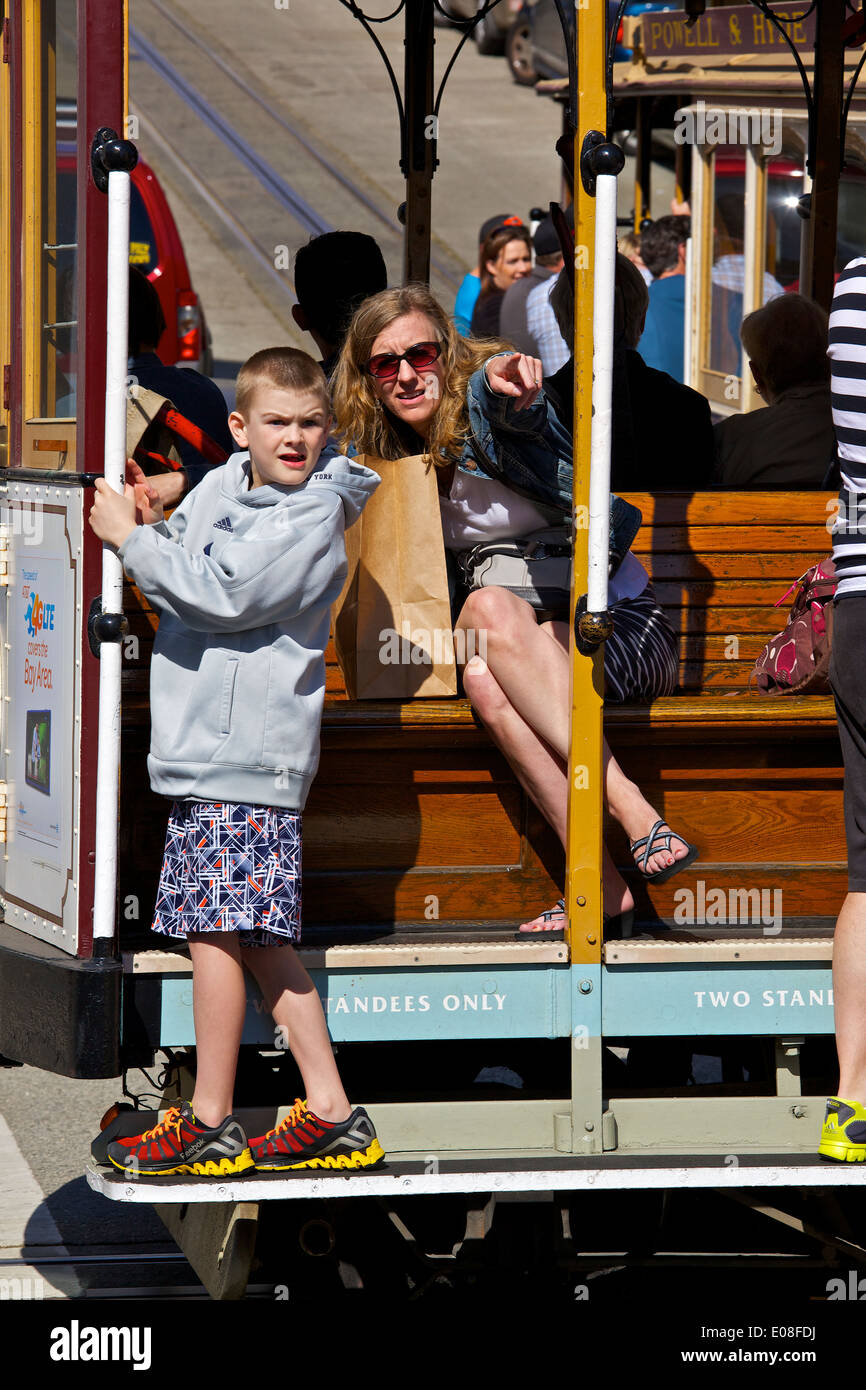 Fest hängen! Mutter und Sohn der berühmten Cable Car In San Francisco zu fahren. Stockfoto