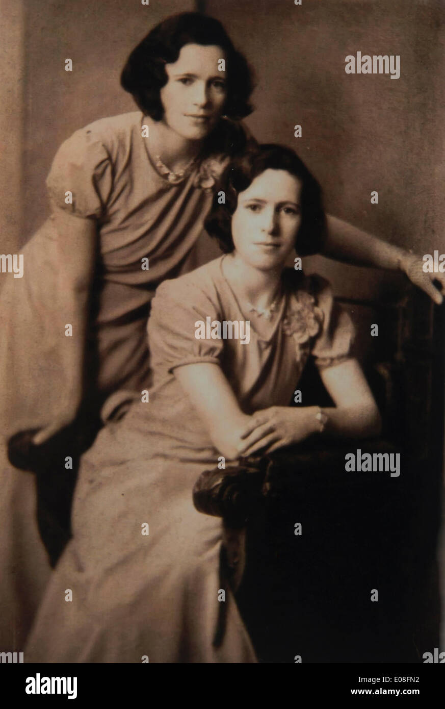 Foto von Guy Harrop/Alamy Foto von Guy Harrop. Eine der ältesten eineiige Zwillinge Großbritanniens feiern den 100. Geburtstag dieser Woche mit ihnen beiden empfangenden Telegramme von der Königin am selben Tag. Identische gewinnt Freda (rechts im Bild) und Doll (Doris) Latham, der am 5. Mai 1914 geboren wurden feierte ihre gemeinsame 100. Geburtstag mit all ihren Verwandten, darunter fünf Generationen der Familie und zwei ihrer Schwestern auch in ihre neunziger Jahre im Hotel Barnstaple Devon UK.  Teilen Sie Doris und Freda, auch beide den gleichen Nachnamen Latham heirateten die beiden Brüder. Beide leben noch in thei Stockfoto