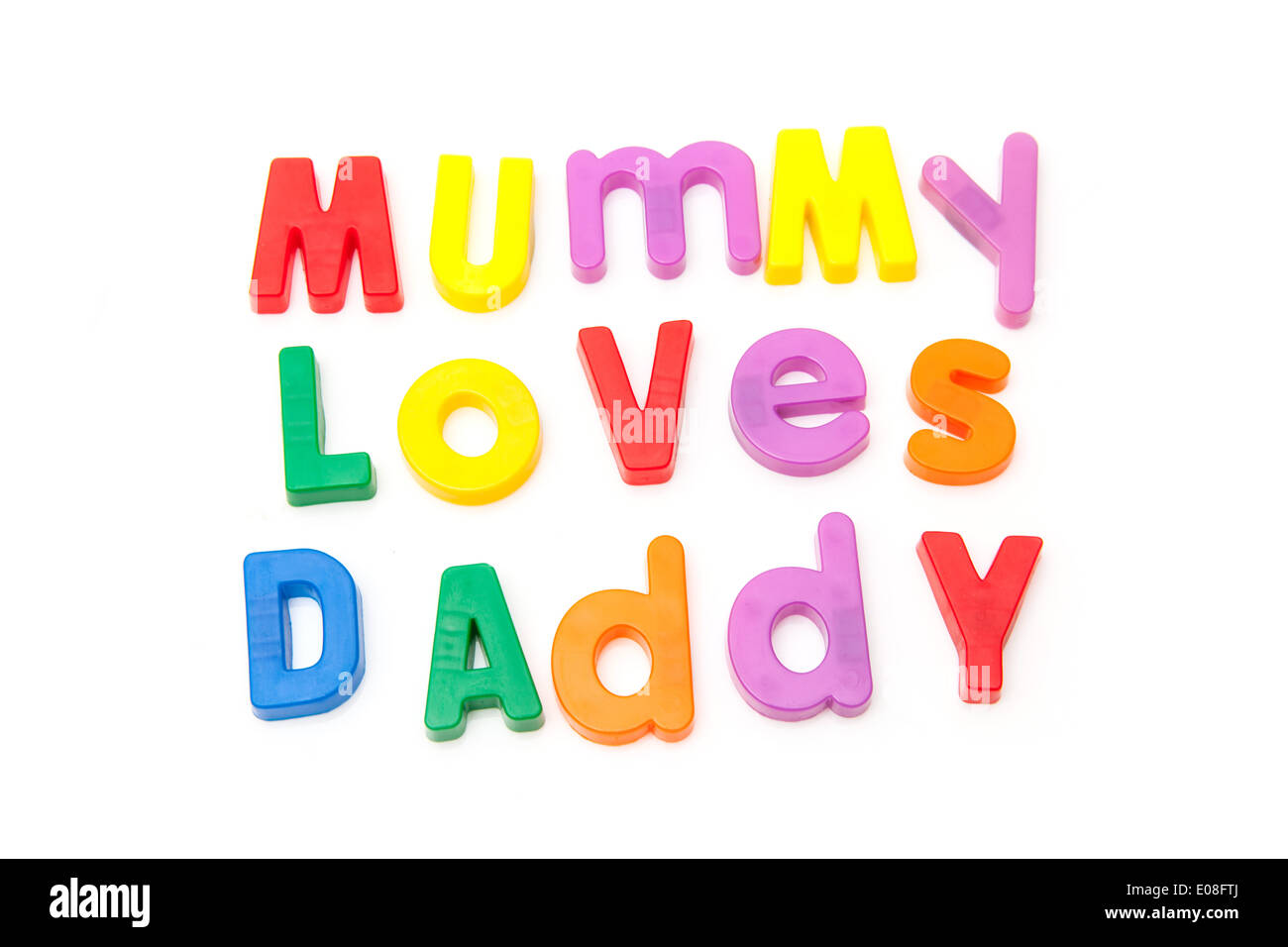 Mama liebt Daddy in magnetische Buchstaben geschrieben. Stockfoto