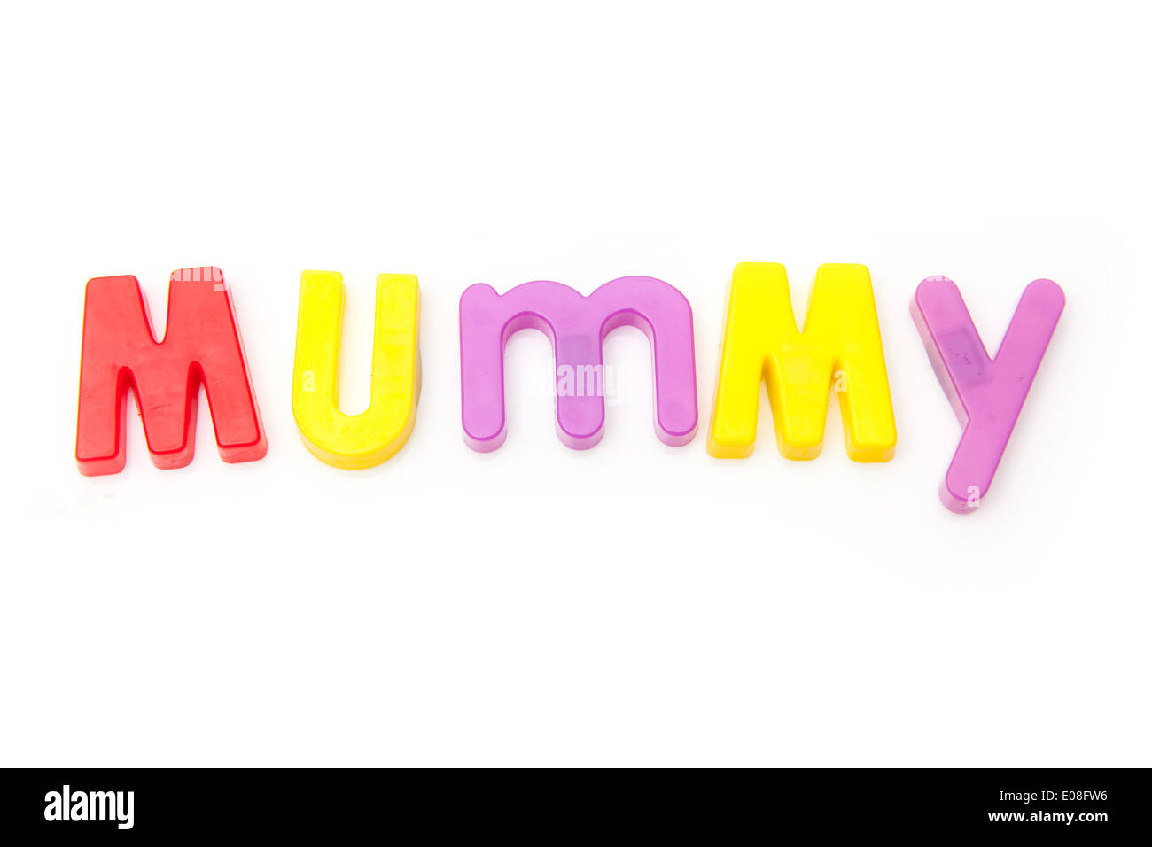 Mumie in magnetische Buchstaben auf einem weißen Studio-Hintergrund geschrieben. Stockfoto