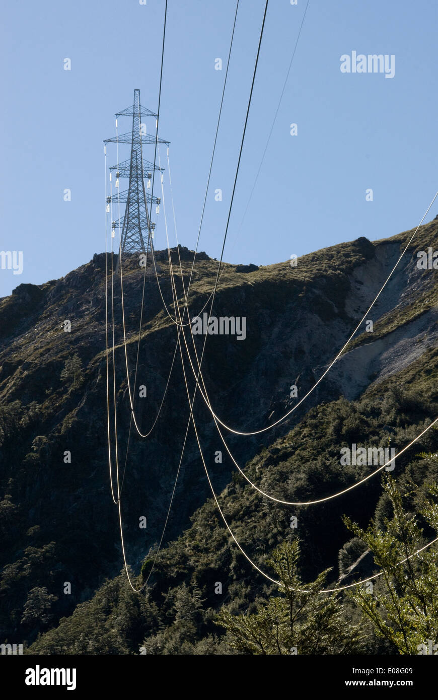 Kraft Übertragung Linien und Pylonen, Fiordland, Südinsel, Neuseeland Stockfoto