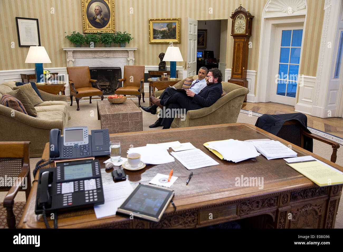 US Präsident Barack Obama seine Rede zur Lage der Union mit Director Speechwriting Cody Keenan im Oval Office des weißen Hauses bespricht 27. Januar 2014 in Washington, DC. Stockfoto