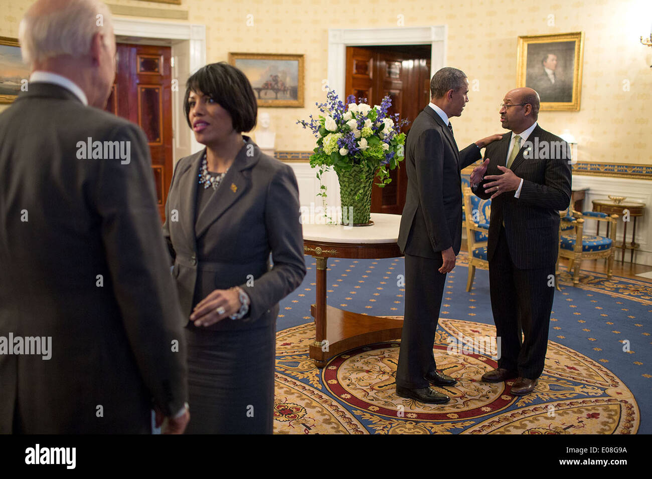 US-Präsident Barack Obama begrüßt Philadelphia-Bürgermeister Michael Nutter während Vizepräsident Joe Biden spricht mit Baltimore Bürgermeister Stephanie Rawlings-Blake im Rahmen eines Empfangs für die Konferenz der Bürgermeister im Blue Room des weißen Hauses 23. Januar 2014 in Washington, DC. Stockfoto