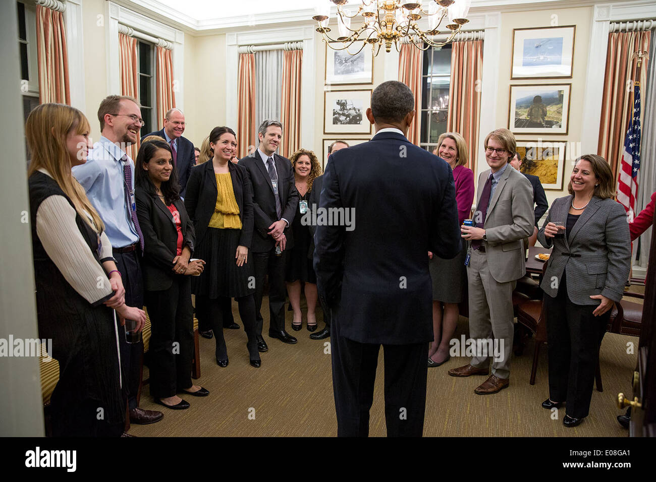 US-Präsident Barack Obama bedankt sich weiße Haus und nationalen Sicherheitspersonal versammelten sich im Büro Chef des Stabes für ihre Arbeit überprüfen Programme der Intelligenz im Westflügel des weißen Hauses 17. Januar 2014 in Washington, DC. Stockfoto
