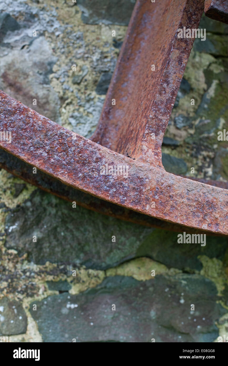 Nahaufnahme von einem gusseisernen gewundenen Gang / Rad-einer ehemaligen Grube in Porth Ysgo, Aberdaron Stockfoto