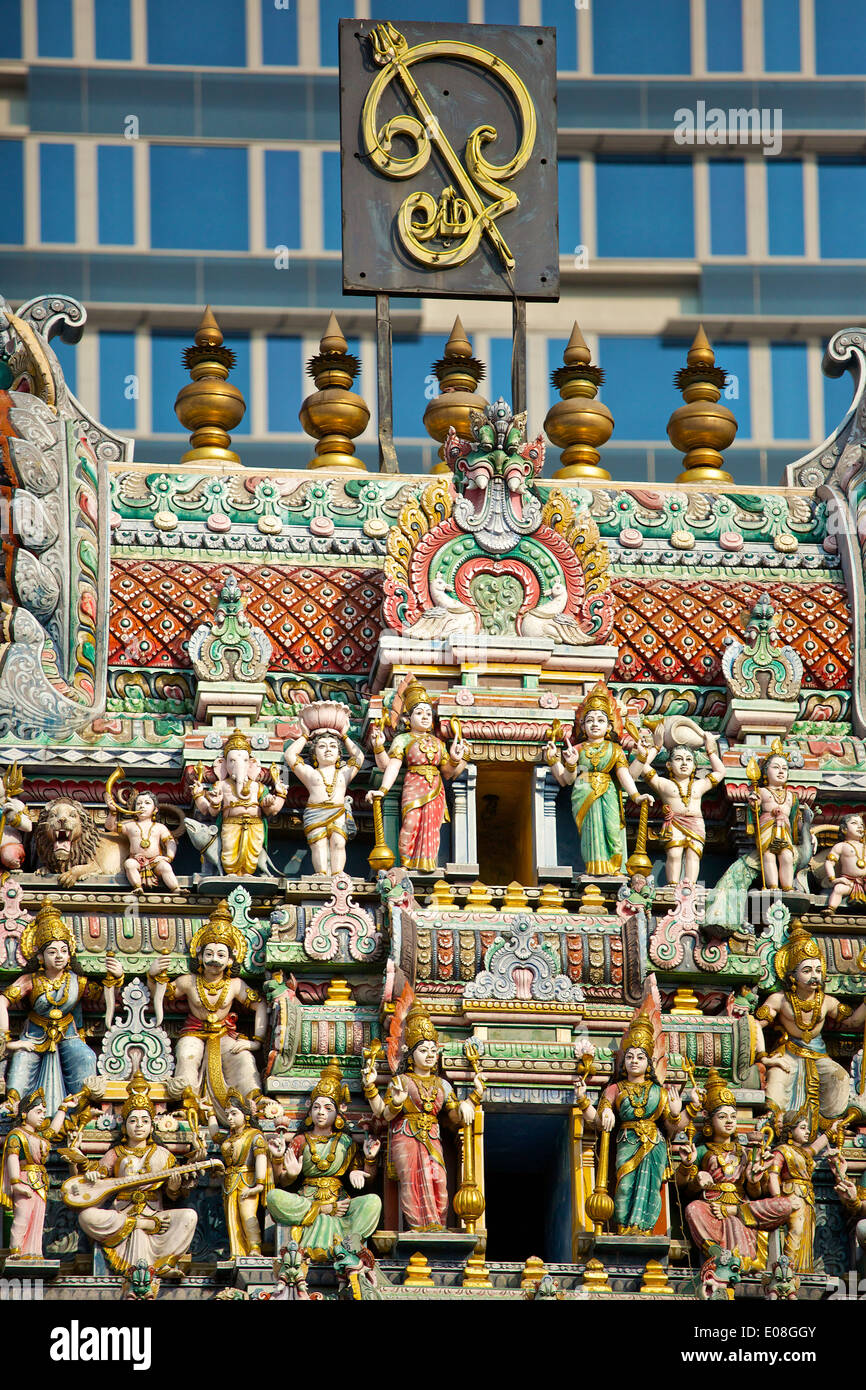 Gegensätzlichen Stile zwischen dem Sri Veeramakaliamman Tempel und ein modernes Gebäude hinter. Stockfoto