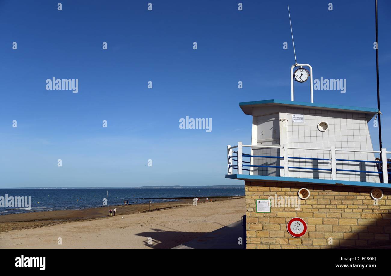 Ein kleines Haus für Rettungsschwimmer am Strand Langrune-Sur-Mer Stockfoto