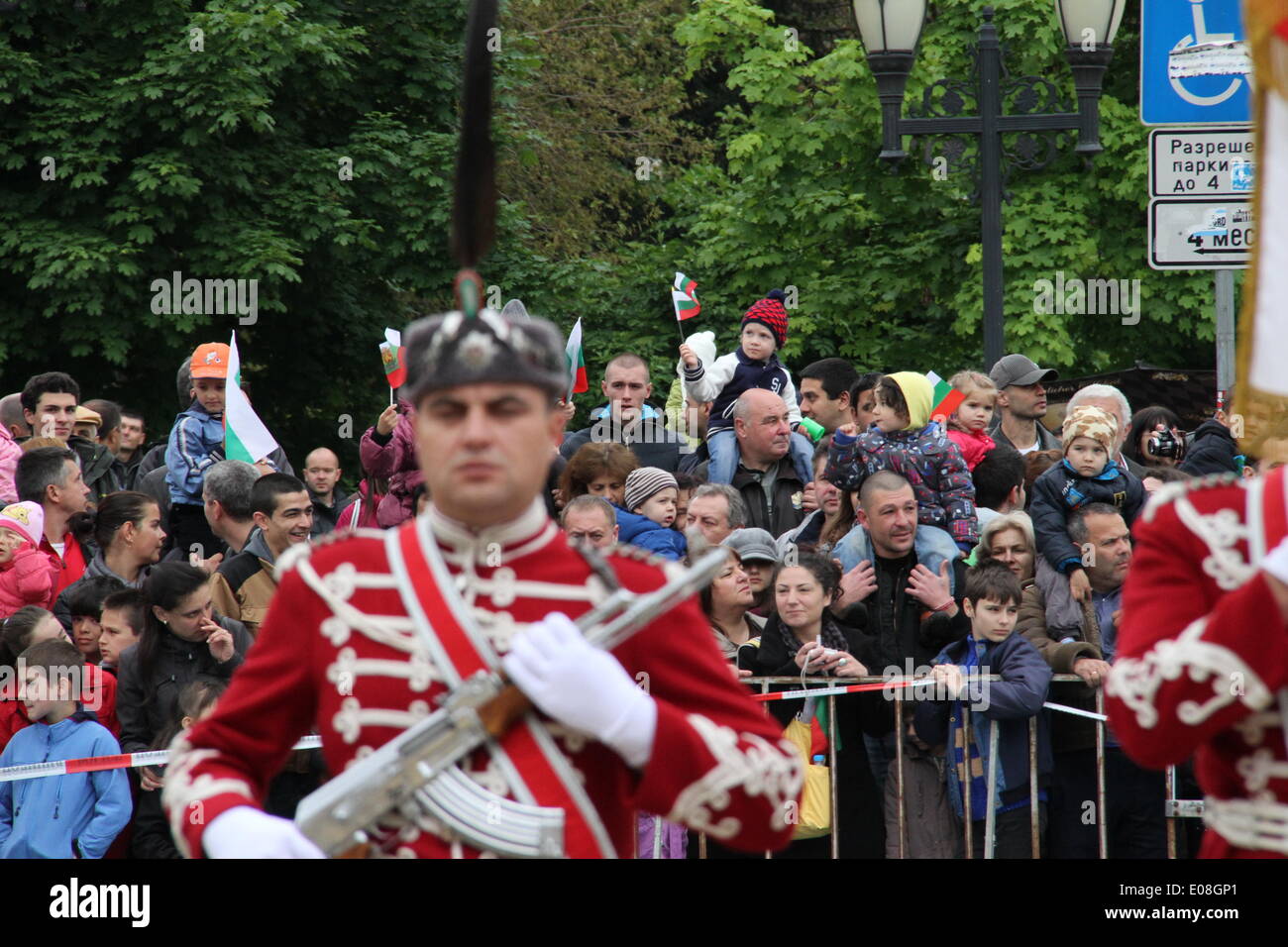 (140506)--SOFIA, 6. Mai 2014 (Xinhua)--Menschen beobachten die Parade auf dem Tag der Tapferkeit und der bulgarischen Armee in Sofia, Hauptstadt von Bulgarien, 6. Mai 2014. Bulgaren markiert den Tag der Tapferkeit und der bulgarischen Armee am Dienstag mit einer Vielzahl von festlichen Veranstaltungen im ganzen Land.  (Xinhua/Liu Zai)  (Dzl) Stockfoto